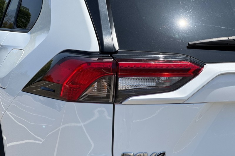 Toyota RAV4 Vehicle Full-screen Gallery Image 46