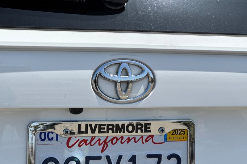Toyota RAV4 Vehicle Full-screen Gallery Image 47
