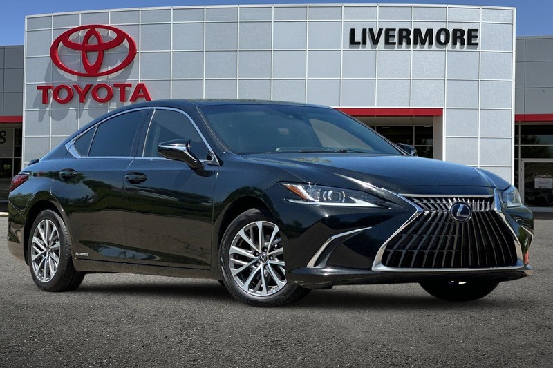 Lexus ES Vehicle Full-screen Gallery Image 02