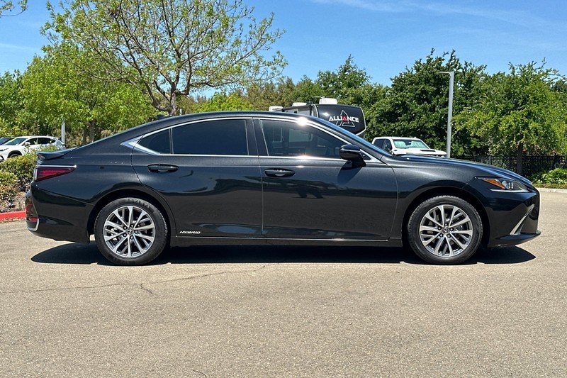 Lexus ES Vehicle Full-screen Gallery Image 03