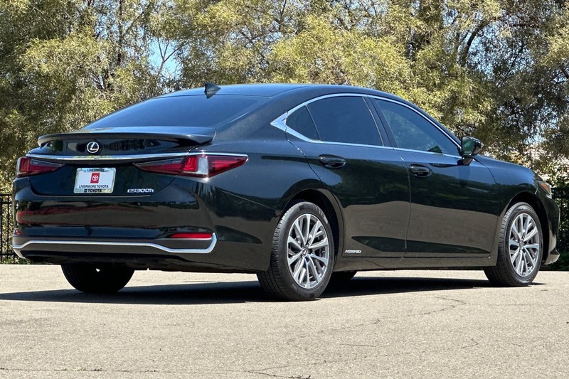 Lexus ES Vehicle Full-screen Gallery Image 04