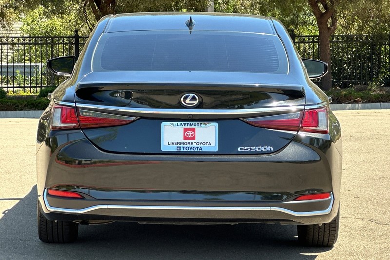 Lexus ES Vehicle Full-screen Gallery Image 05