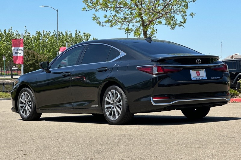 Lexus ES Vehicle Full-screen Gallery Image 06
