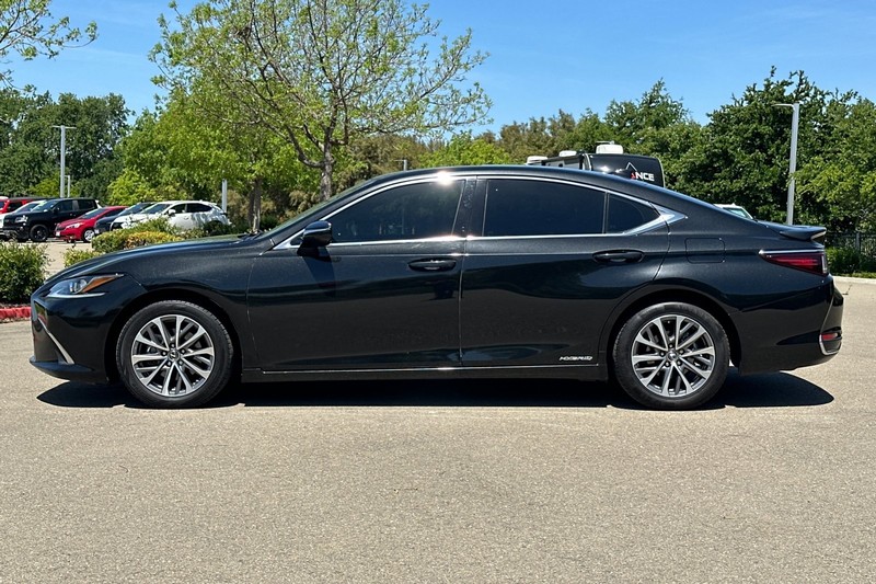 Lexus ES Vehicle Full-screen Gallery Image 07
