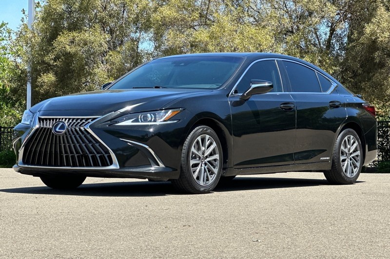 Lexus ES Vehicle Full-screen Gallery Image 08