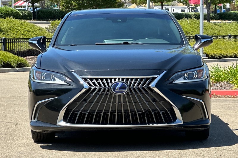 Lexus ES Vehicle Full-screen Gallery Image 09