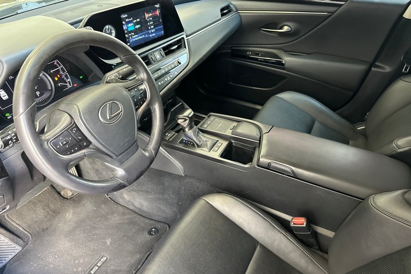 Lexus ES Vehicle Full-screen Gallery Image 10