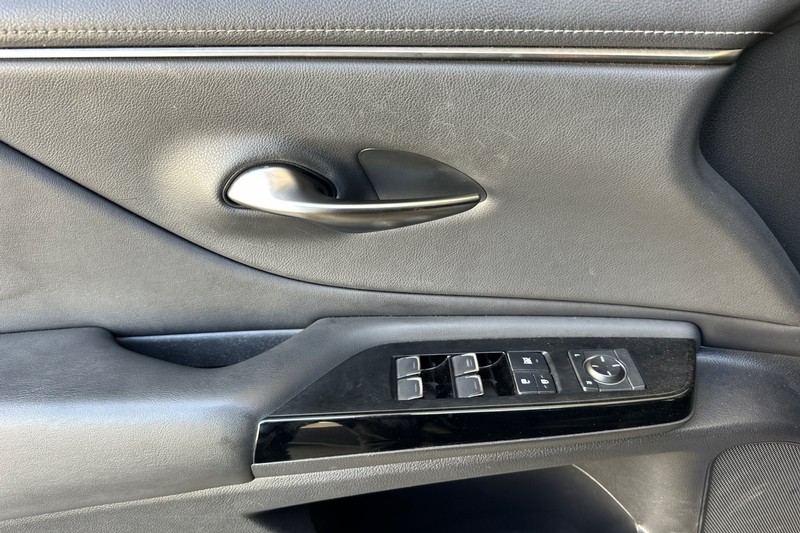 Lexus ES Vehicle Full-screen Gallery Image 11
