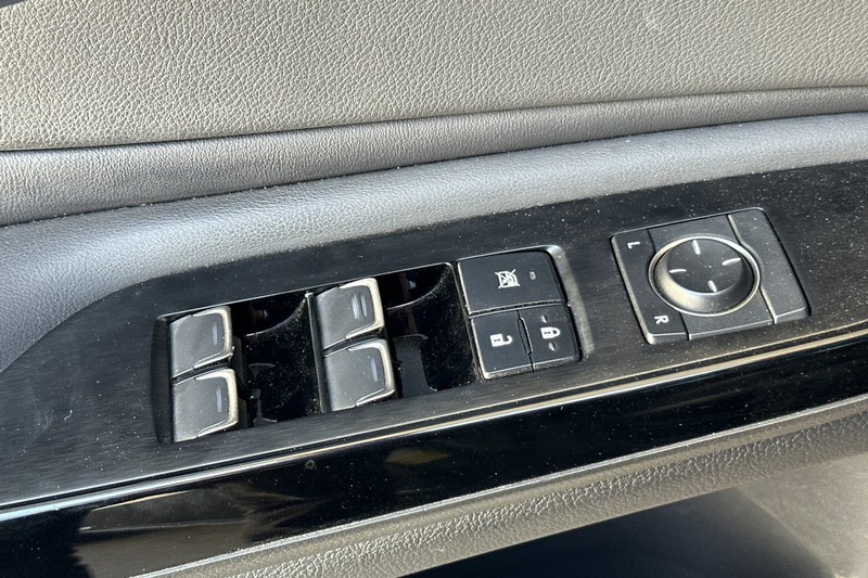 Lexus ES Vehicle Full-screen Gallery Image 12
