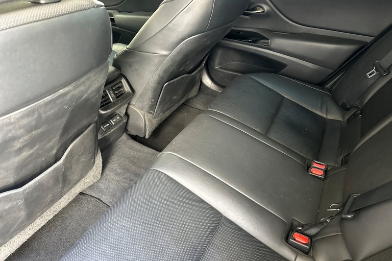 Lexus ES Vehicle Full-screen Gallery Image 14