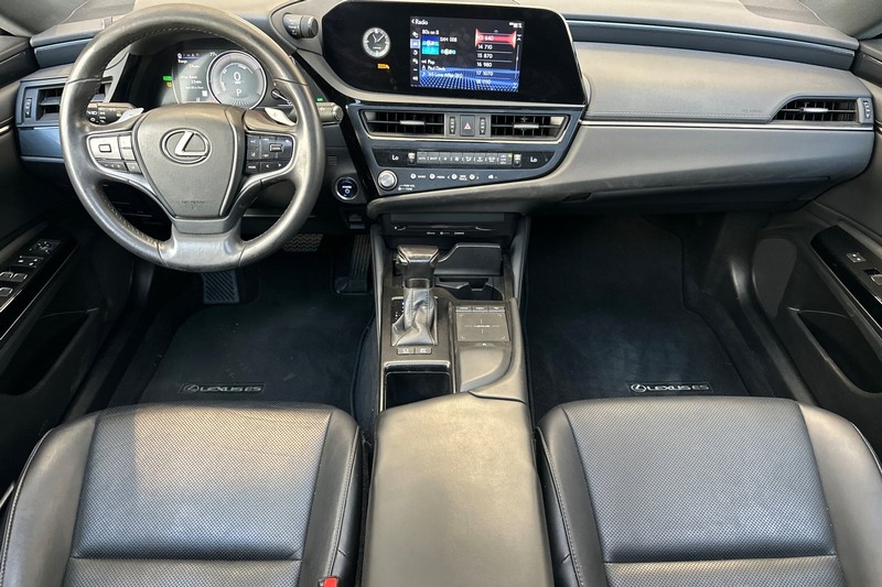 Lexus ES Vehicle Full-screen Gallery Image 15