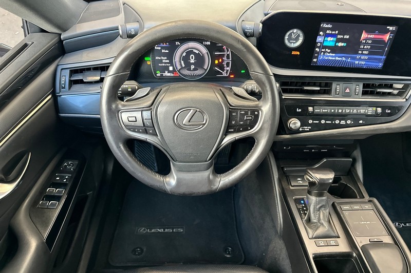 Lexus ES Vehicle Full-screen Gallery Image 16