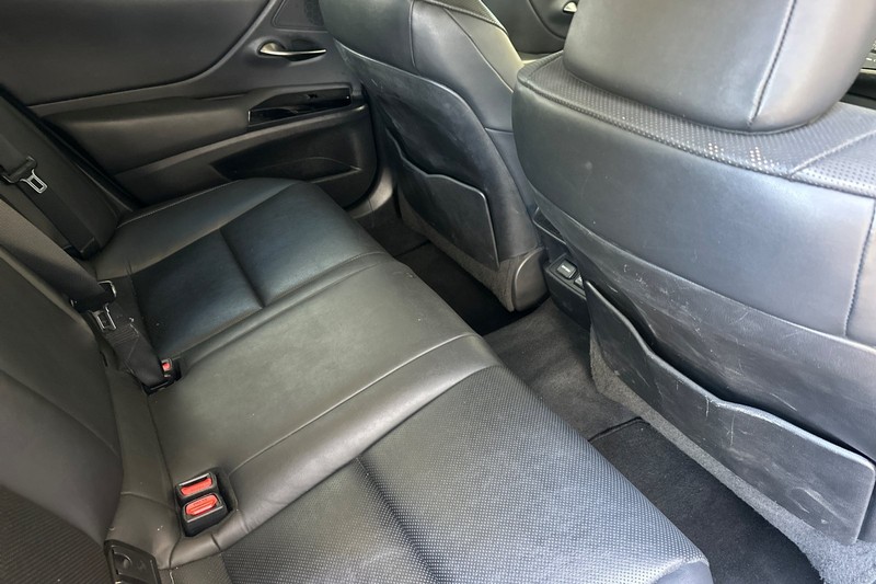 Lexus ES Vehicle Full-screen Gallery Image 17