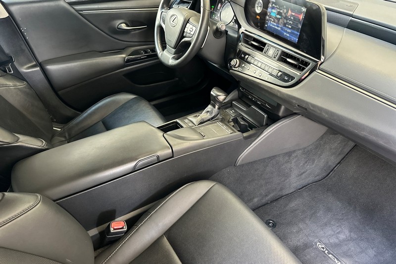 Lexus ES Vehicle Full-screen Gallery Image 18