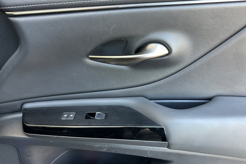 Lexus ES Vehicle Full-screen Gallery Image 20