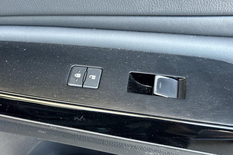 Lexus ES Vehicle Full-screen Gallery Image 21