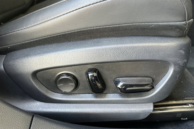 Lexus ES Vehicle Full-screen Gallery Image 22