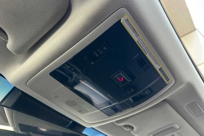 Lexus ES Vehicle Full-screen Gallery Image 23