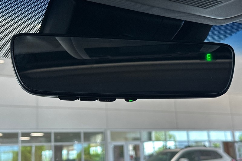 Lexus ES Vehicle Full-screen Gallery Image 24