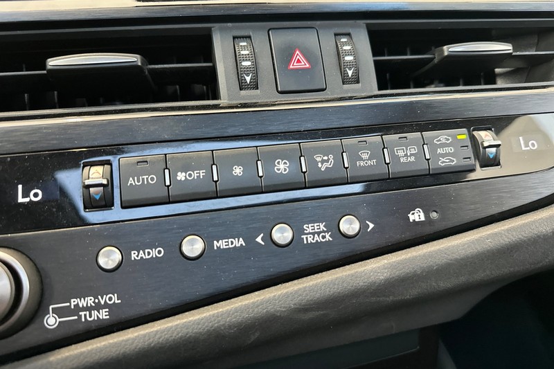 Lexus ES Vehicle Full-screen Gallery Image 27