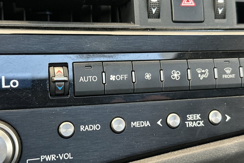 Lexus ES Vehicle Full-screen Gallery Image 28
