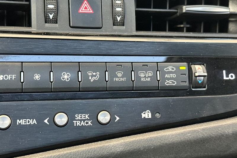 Lexus ES Vehicle Full-screen Gallery Image 29