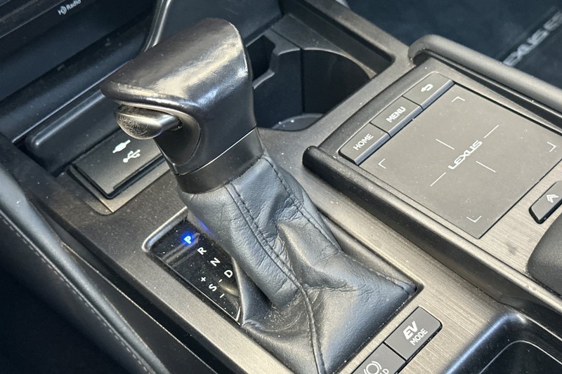 Lexus ES Vehicle Full-screen Gallery Image 32