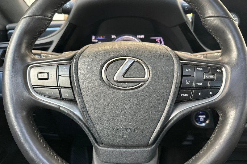 Lexus ES Vehicle Full-screen Gallery Image 34