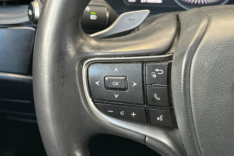 Lexus ES Vehicle Full-screen Gallery Image 35
