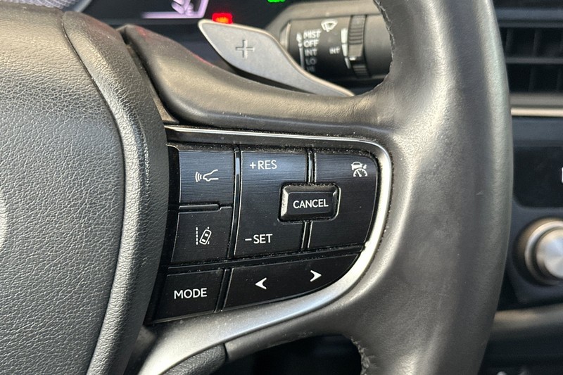 Lexus ES Vehicle Full-screen Gallery Image 37