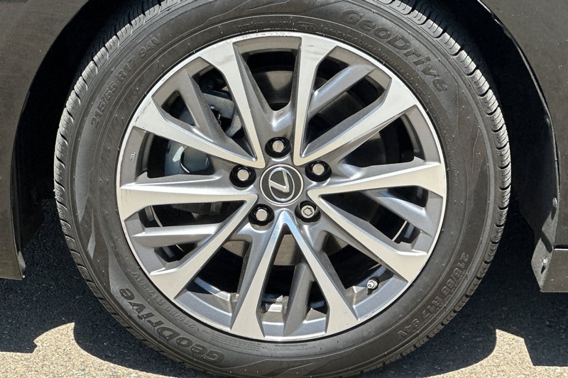 Lexus ES Vehicle Full-screen Gallery Image 42