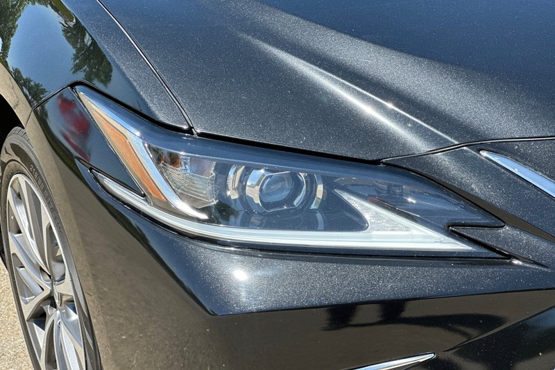 Lexus ES Vehicle Full-screen Gallery Image 43