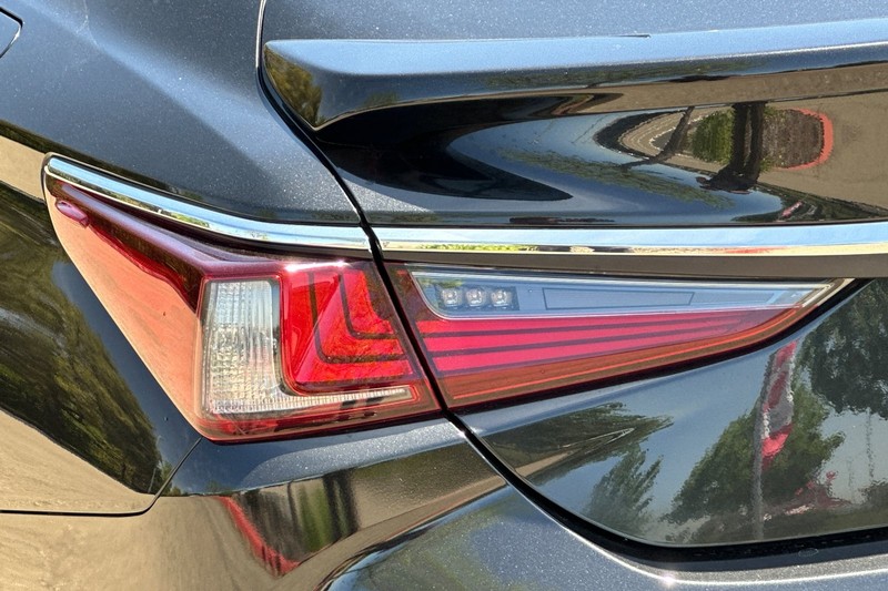 Lexus ES Vehicle Full-screen Gallery Image 45