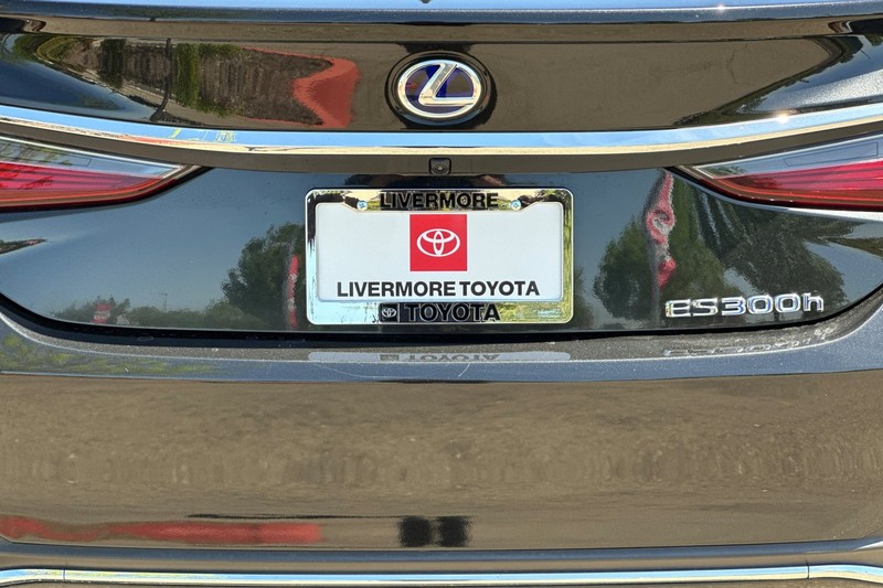 Lexus ES Vehicle Full-screen Gallery Image 46
