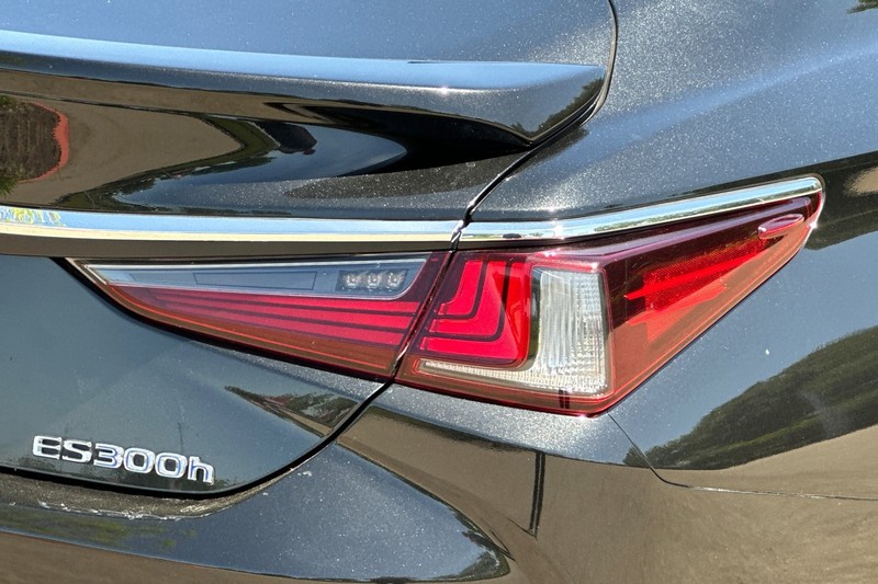 Lexus ES Vehicle Full-screen Gallery Image 47