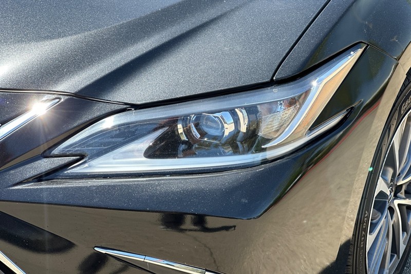 Lexus ES Vehicle Full-screen Gallery Image 48