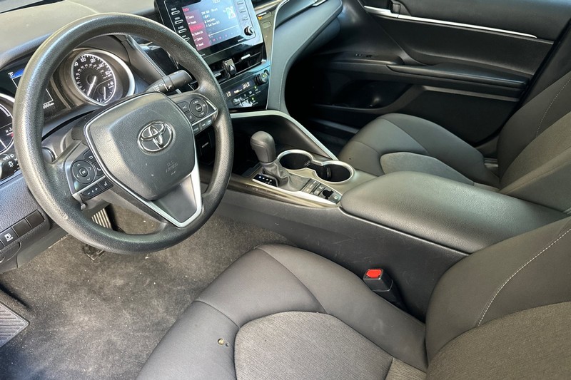 Toyota Camry Vehicle Full-screen Gallery Image 10