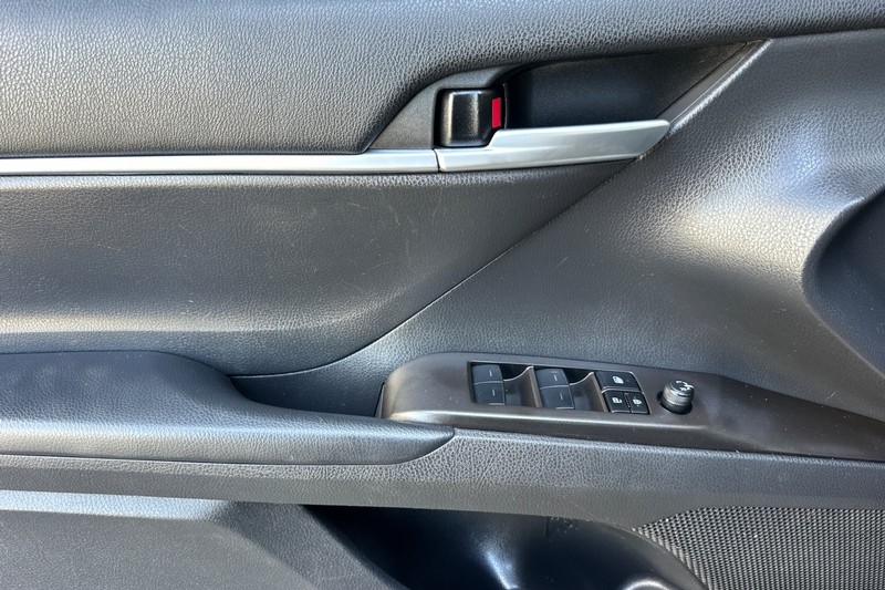 Toyota Camry Vehicle Full-screen Gallery Image 11