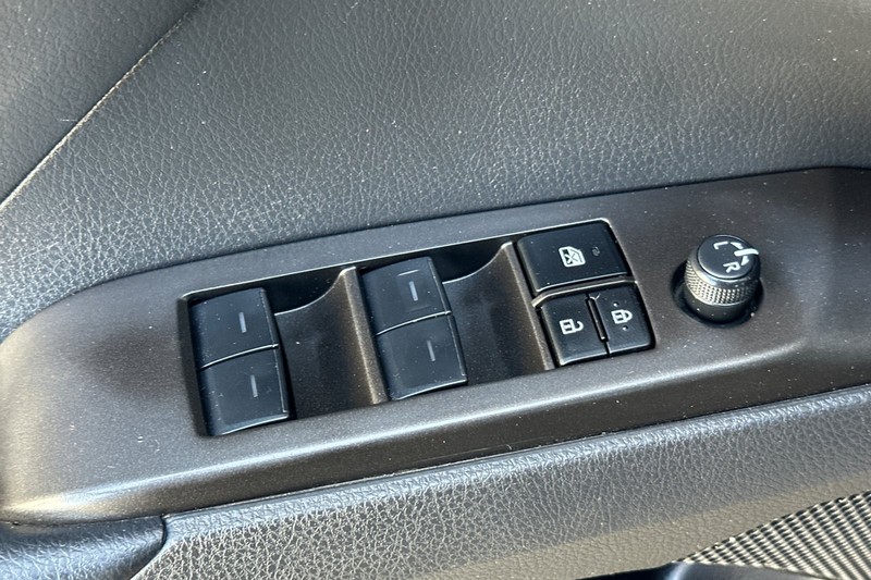 Toyota Camry Vehicle Full-screen Gallery Image 12