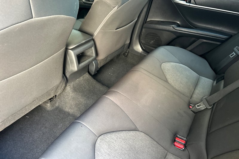Toyota Camry Vehicle Full-screen Gallery Image 14