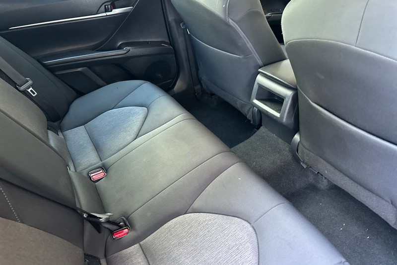 Toyota Camry Vehicle Full-screen Gallery Image 17