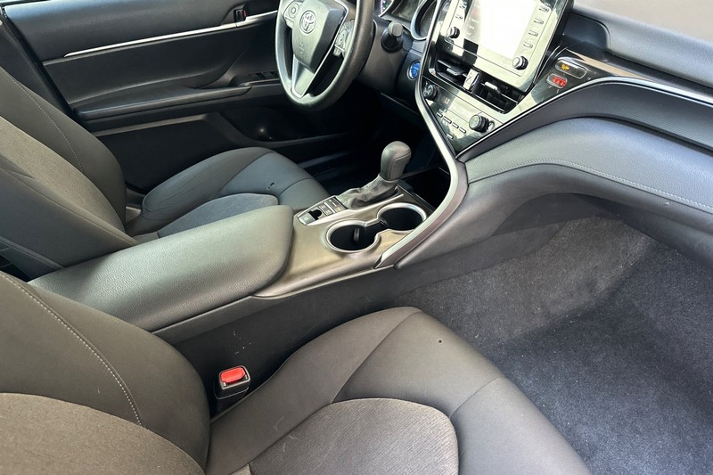 Toyota Camry Vehicle Full-screen Gallery Image 18