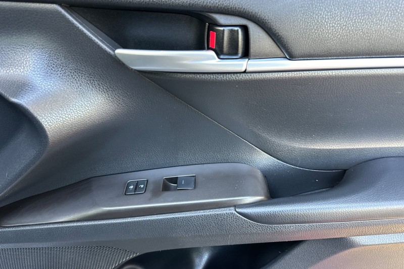 Toyota Camry Vehicle Full-screen Gallery Image 20