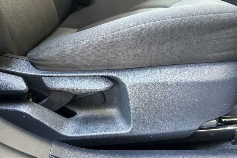 Toyota Camry Vehicle Full-screen Gallery Image 22