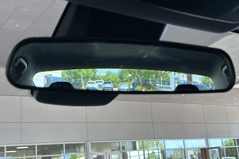 Toyota Camry Vehicle Full-screen Gallery Image 24