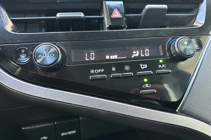 Toyota Camry Vehicle Full-screen Gallery Image 27