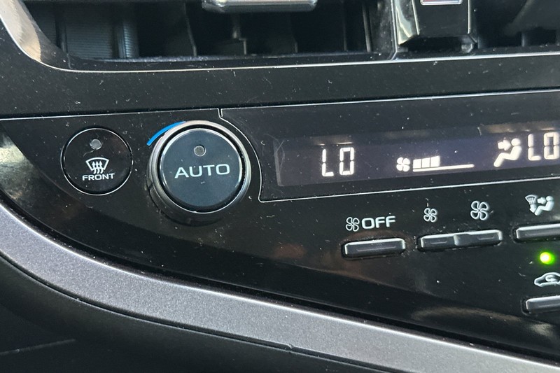 Toyota Camry Vehicle Full-screen Gallery Image 28