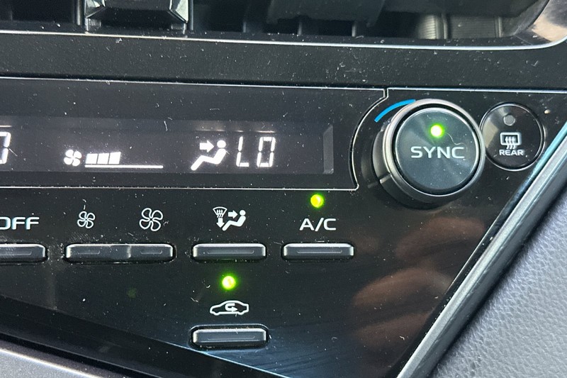 Toyota Camry Vehicle Full-screen Gallery Image 29