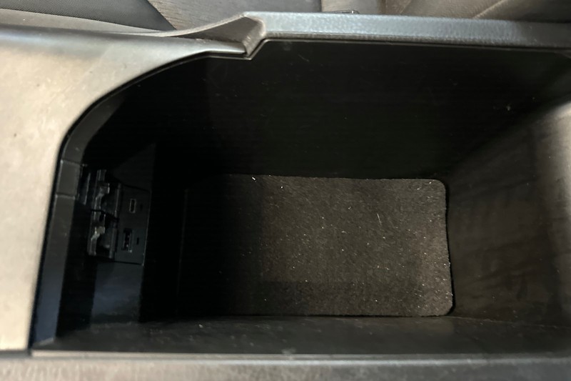 Toyota Camry Vehicle Full-screen Gallery Image 31