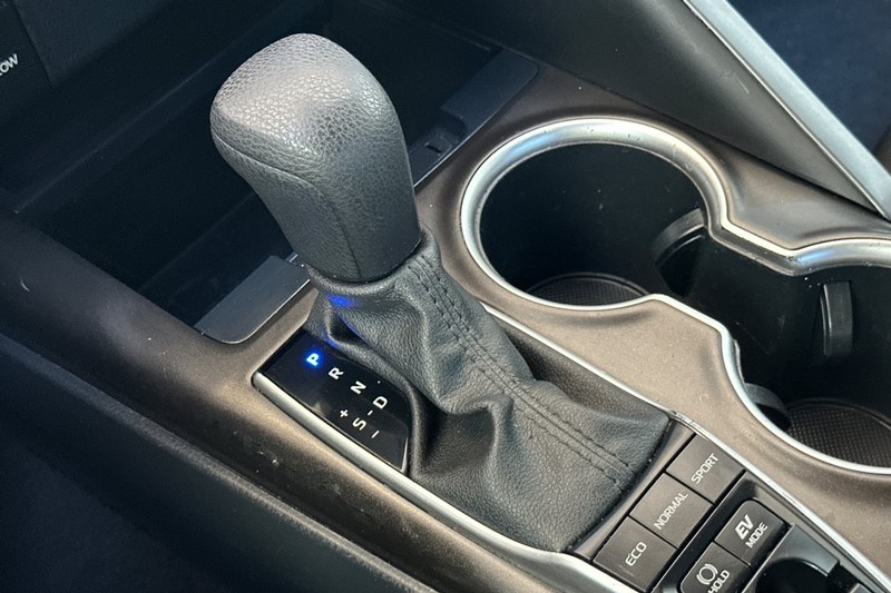 Toyota Camry Vehicle Full-screen Gallery Image 32